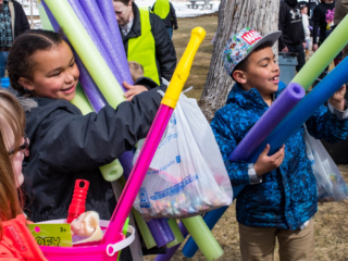 kids with Easter prizes