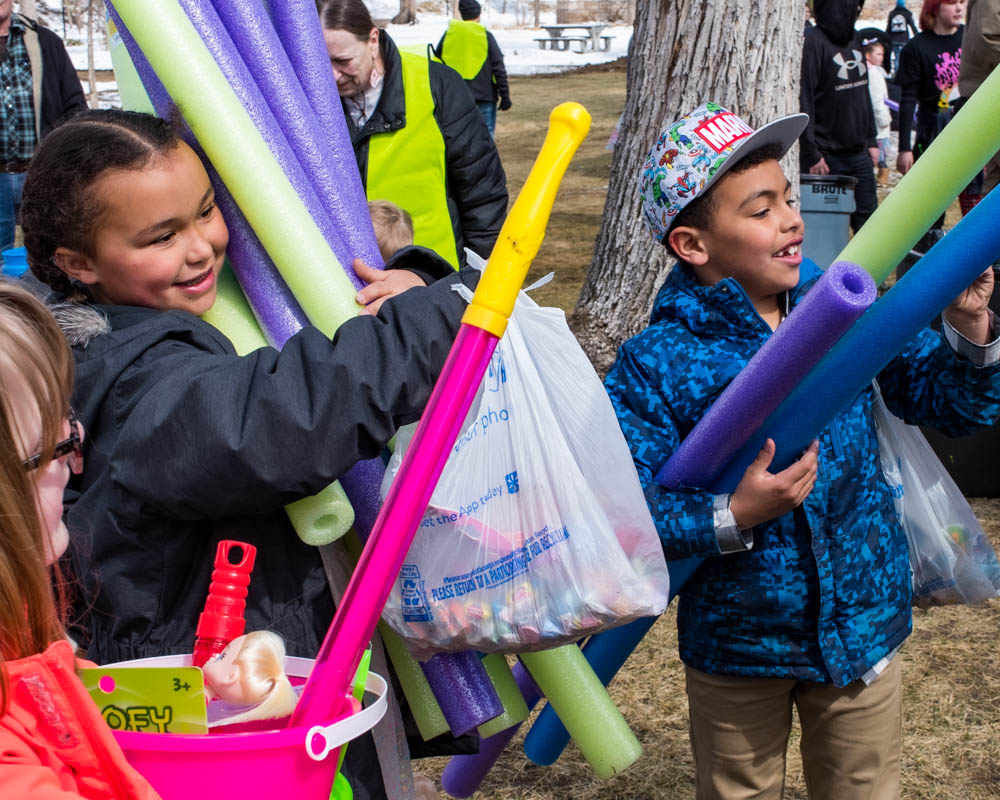 kids with Easter prizes