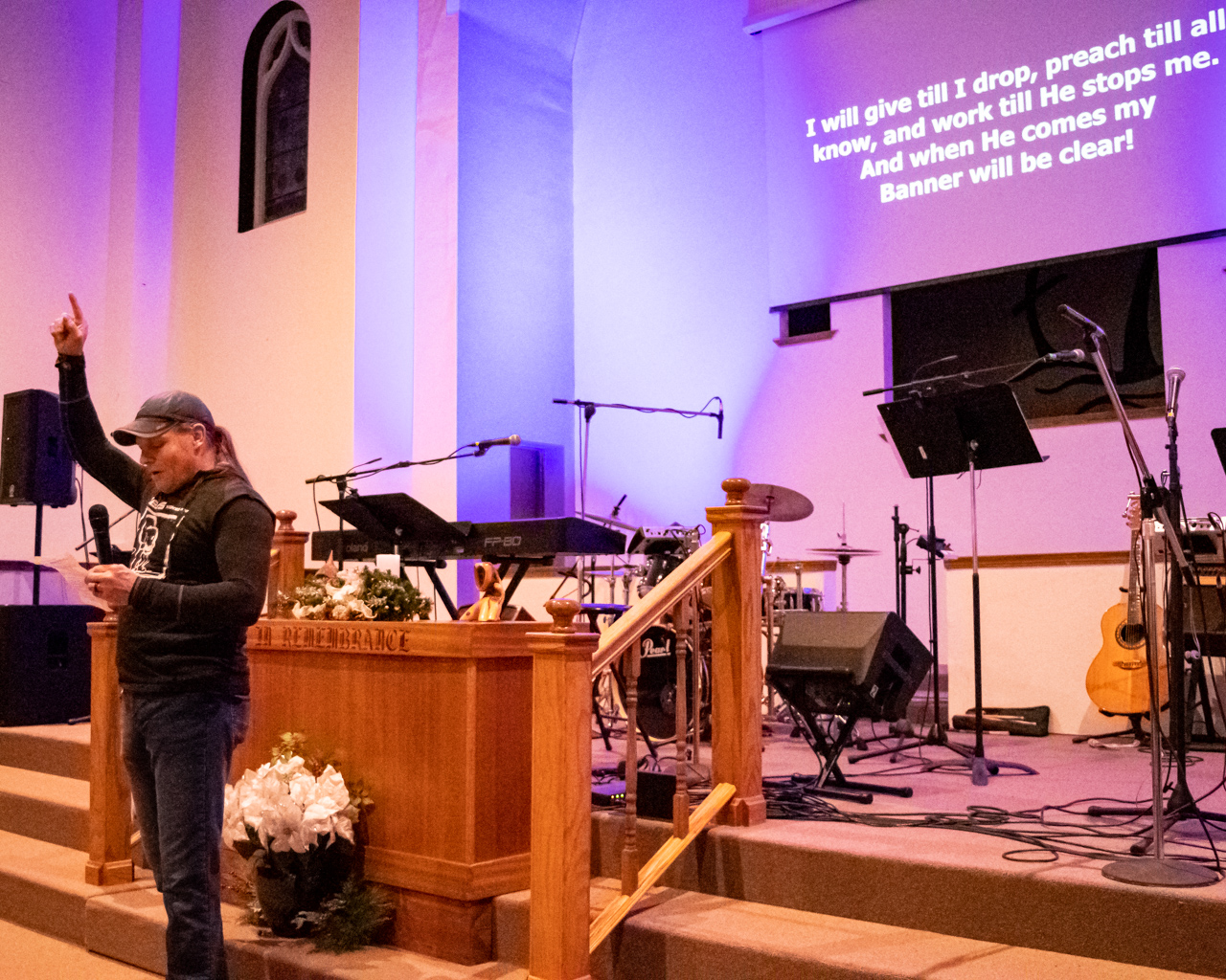 Ministry member leading the Set Free pledge